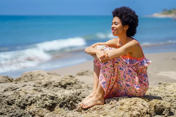 Mulher Negra Feliz Sentada Sobre Rochas Praia Olhando Para Mar — Fotografia de Stock