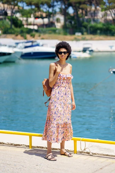 Mulher Preta Feliz Com Penteado Afro Vestido Verão Caminhando Por — Fotografia de Stock