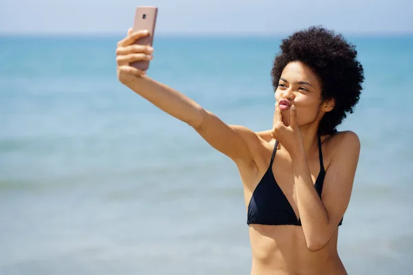 Bikini Giymiş Neşeli Afrikalı Amerikalı Kadın Gezgin Dudaklarını Büzüyor Tropikal — Stok fotoğraf