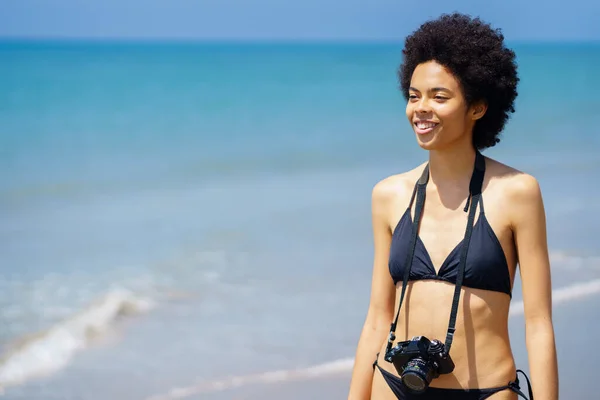 Entzückte Afroamerikanische Reisende Bikini Mit Professioneller Fotokamera Die Sonnigen Tagen — Stockfoto