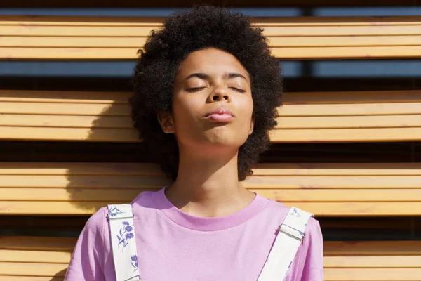 Afroamerikansk Kvinna Får Solljus Ansiktet Med Slutna Ögon Vilse Tanken — Stockfoto