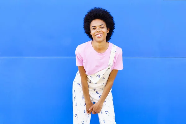 Африканка Американка Волоссям Африканського Кольору Посміхається Перед Камерою Біля Міської — стокове фото