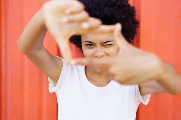 Femme Afro Américaine Joyeuse Montre Cadre Mains Comme Photographie Jeune — Photo