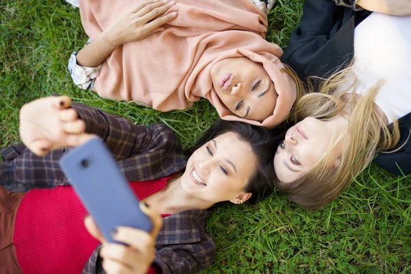 Vedere Top Doamnelor Tinere Multietnice Întinse Iarbă Care Autoportrează Telefonul — Fotografie, imagine de stoc