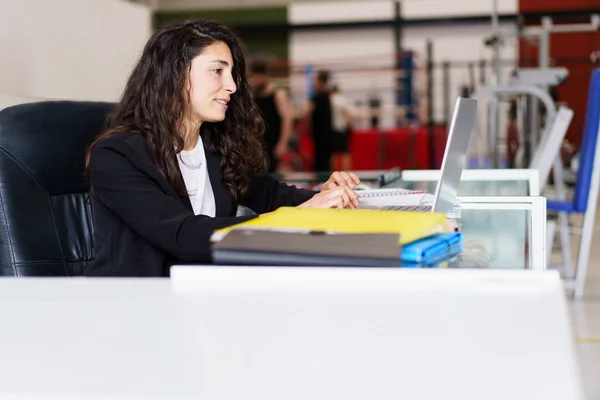 Blij Vrouw Met Golvend Donker Haar Glimlachen Typen Netbook Toetsenbord — Stockfoto