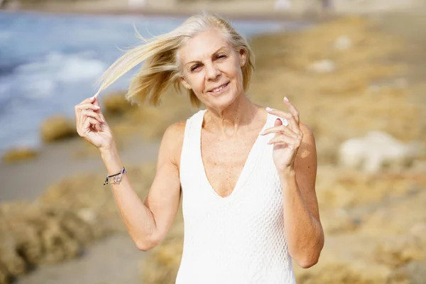 Portret Van Een Glimlachende Volwassen Vrouw Die Het Strand Loopt — Stockfoto