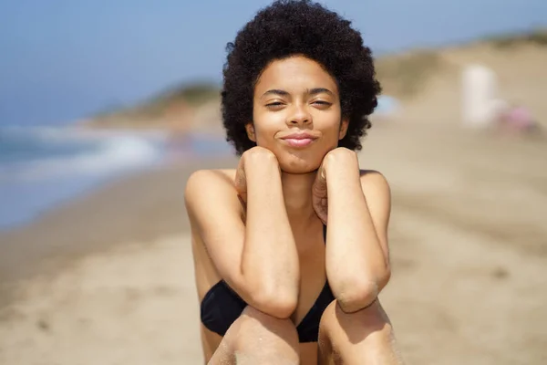 Zufriedene Afroamerikanerin Bikini Blickt Die Kamera Während Sie Sandigen Meeresufer — Stockfoto