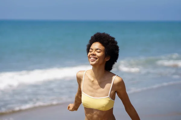 Carefree Young African American Female Tourist Dark Curly Hair Stylish — Stock Photo, Image