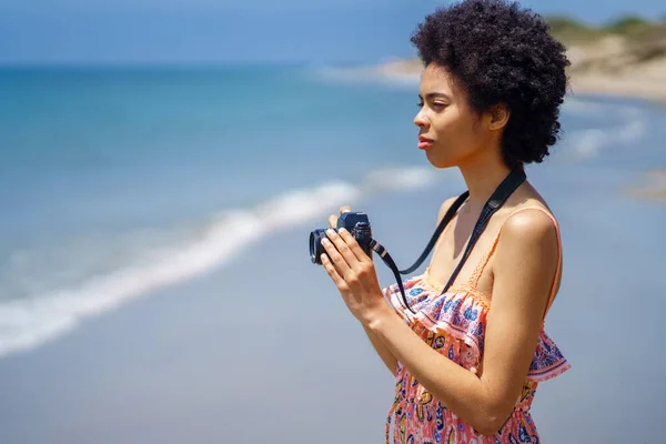 Sidovy Professionell Kvinnlig Fotograf Färgglad Sommarklänning Stående Sandstrand Och Foto — Stockfoto