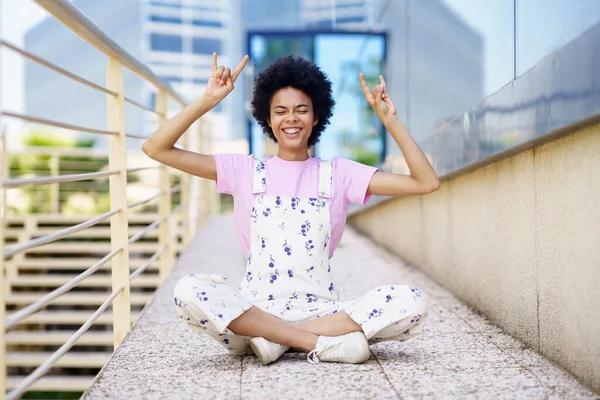 Vrolijke Zwarte Vrouw Casual Kleding Vrouw Maakt Het Teken Van — Stockfoto