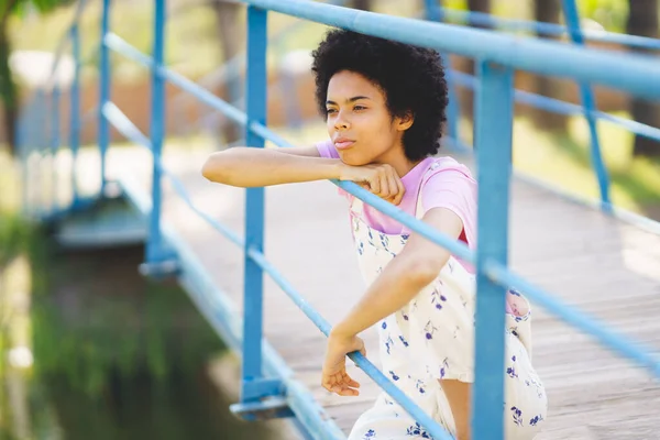 Afro Amerikaans Meisje Verloren Gedachten Zich Eenzaam Depressief Voelen Denken — Stockfoto