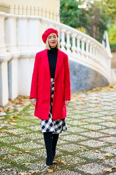 Повне Тіло Привабливої Жінки Червоному Пальто Беретом Стоїть Вулиці Закритими — стокове фото