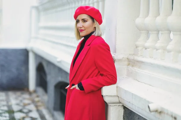 Seitenansicht Der Attraktiven Frau Mit Blonden Haaren Mantel Und Baskenmütze — Stockfoto