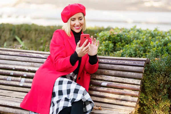 Mujer Feliz Ropa Roja Navegando Por Internet Teléfono Celular Mientras — Foto de Stock