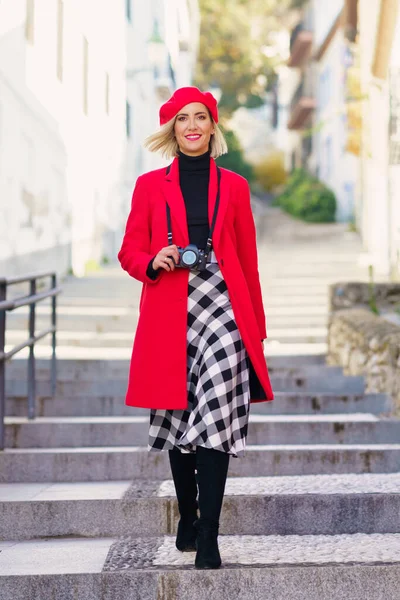 Full Length Adult Female Blond Hair Stylish Outfit Beret Smiling — Stock Photo, Image