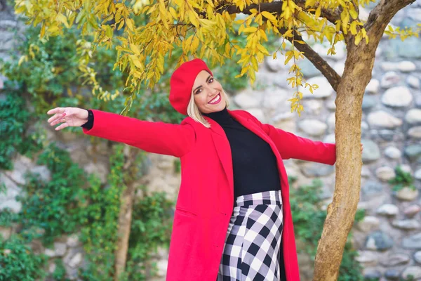 Joven Alegre Mujer Elegante Con Cabello Rubio Labios Rojos Con —  Fotos de Stock