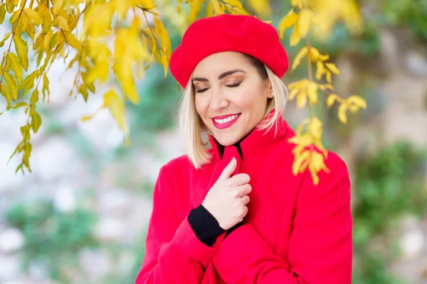 Content Young Elegant Female Blond Hair Makeup Red Beret Coat — Stock Photo, Image