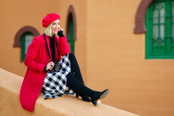 Voller Inhalt Junge Selbstbewusste Dame Mit Fotokamera Modischen Outfit Sitzend — Stockfoto