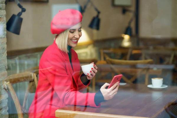 Через Стакан Модной Женщины Чашкой Кофе Текстовых Сообщений Сотовому Телефону — стоковое фото