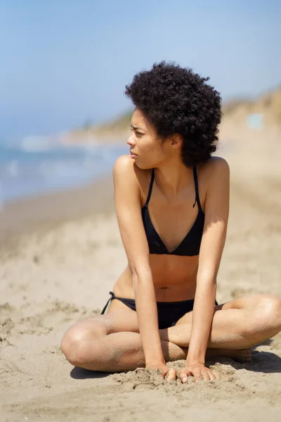 Full Kropp Afroamerikansk Kvinna Badkläder Med Afro Hår Tittar Avstånd — Stockfoto