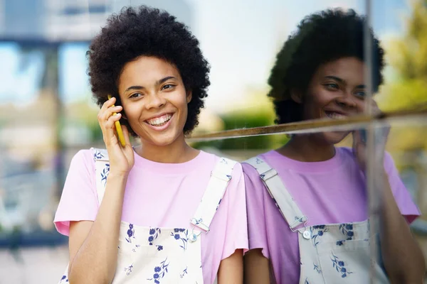 Mulher Afro Americana Positiva Com Penteado Afro Olhando Para Longe — Fotografia de Stock