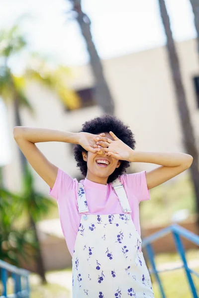 Contenido Femenino General Casual Cubriendo Los Ojos Con Las Manos —  Fotos de Stock