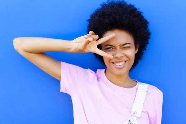 Hembra Afro Americana Positiva Con Peinado Afro Mostrando Signo Cerca —  Fotos de Stock