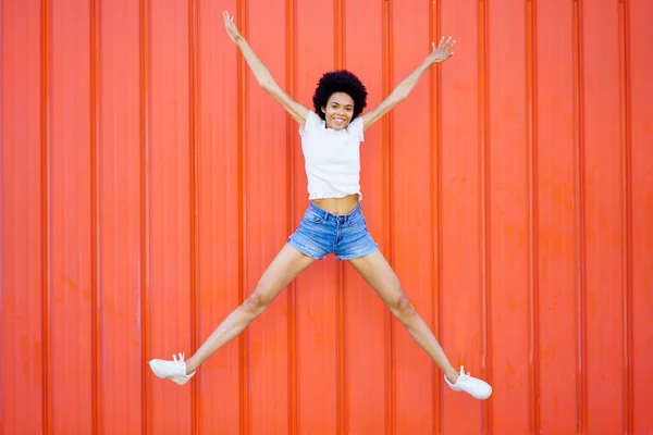 Cuerpo Completo Mujer Afroamericana Encantada Ropa Casual Mirando Cámara Mientras —  Fotos de Stock