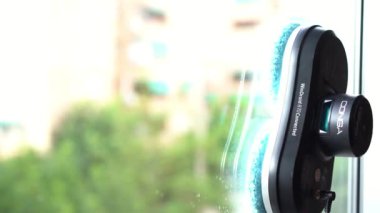 Granada, Endülüs, İspanya. 5 Temmuz 2022 Robot pencere temizleyicisi Windroid 870 Bağlı, Conga kirli pencereler üzerinde çalışıyor. Pencereleri temizlemek için otomatik vakumlu robotlar.