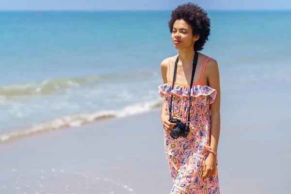 Молода Жінка Камерою Стоїть Піщаному Пляжі Біля Моря Дивиться Далеко — стокове фото