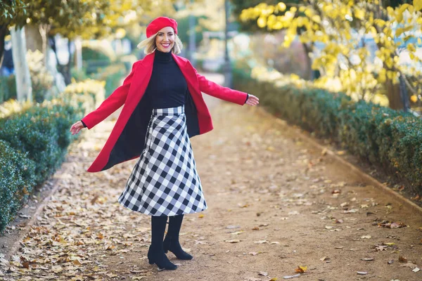 Volledig Lichaam Van Positieve Vrouw Rode Outfit Kijken Naar Camera — Stockfoto
