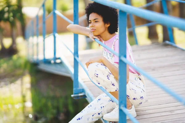 Seitenansicht Einer Wehmütigen Afroamerikanerin Lässigem Outfit Die Mit Nachdenklichem Gesicht — Stockfoto