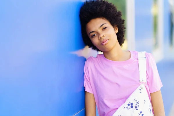Приваблива Молода Афроамериканка Повсякденному Одязі Яка Дивиться Камеру Спираючись Синю — стокове фото