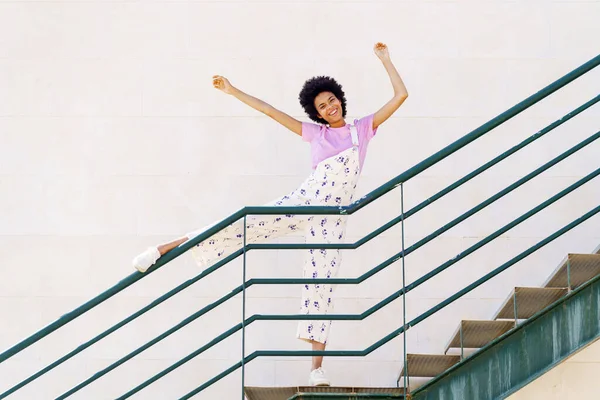 Тіло Чарівної Афроамериканської Жінки Яка Розважається Дивиться Камеру Стоячи Сходах — стокове фото