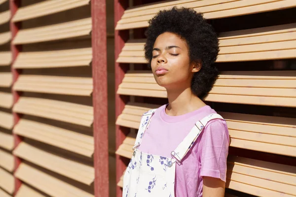 Спокійна Афро Американська Жінка Повсякденному Одязі Стоїть Закритими Очима Біля — стокове фото