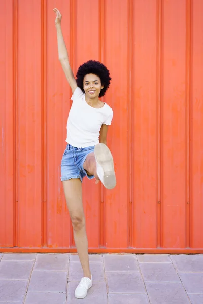 Corpo Inteiro Mulher Afro Americana Alegre Com Penteado Afro Desgaste — Fotografia de Stock