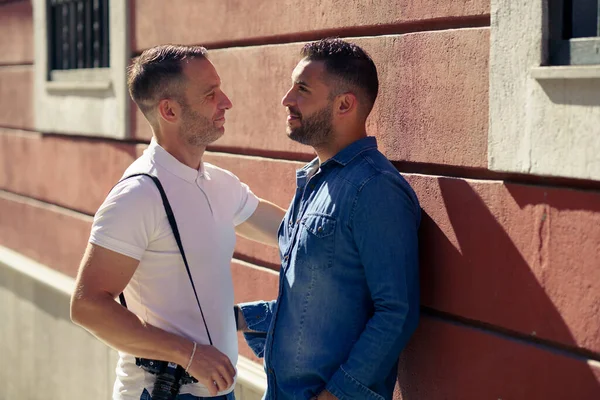 Gay Couple Tourists Romantic Moment Street Homosexual Relationship Concept — Stock Photo, Image