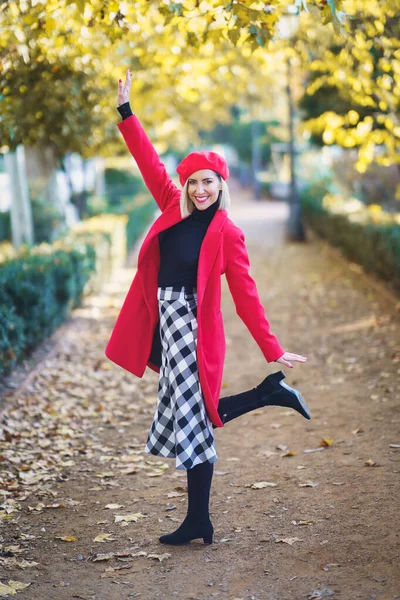 Full Body Positive Female Classic Outfit Bright Beret Looking Camera — Foto de Stock