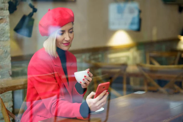 Через Окно Привлекательной Женщины Стильном Красном Наряде Текстовые Сообщения Мобильный — стоковое фото