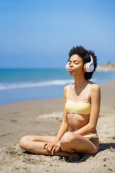 Full Body Serene Black Lady Afro Hair Bikini Listening Song — Stockfoto