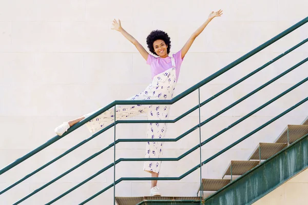 Повний Корпус Веселої Афро Американської Жінки Повсякденному Одязі Стоячи Сходах — стокове фото