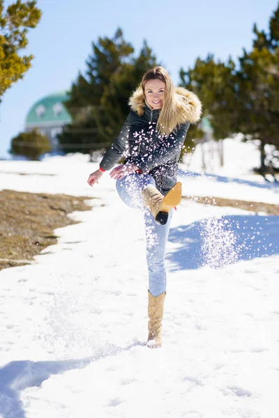 Mujer Rubia Feliz Pateando Nieve Bosque Cubierto Nieve Las Montañas — Foto de Stock