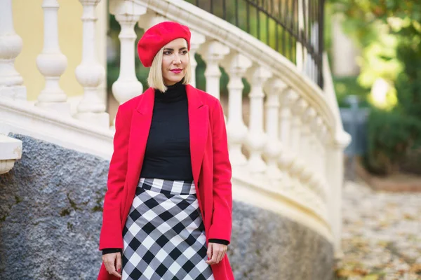 Atractiva Hembra Con Elegante Abrigo Rojo Falda Cuadros Mirando Hacia — Foto de Stock