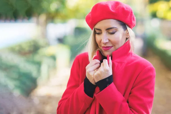 Vonzó Szőke Hajjal Elegáns Piros Kabátban Svájcisapkával Áll Ösvényen Őszi — Stock Fotó