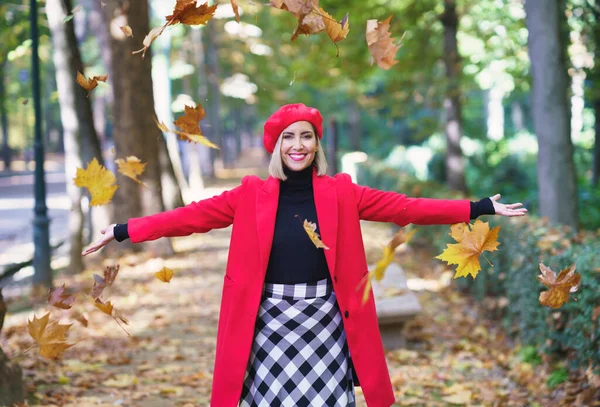 Mujer Encantada Usando Ropa Interior Roja Lanzando Hojas Secas Otoño — Foto de Stock