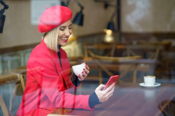 Grâce Des Vies Latérales Verre Femme Souriante Dans Messagerie Texte — Photo