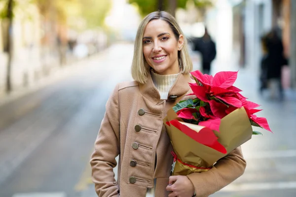 Mujer Positiva Pie Con Mano Bolsillo Abrigo Caliente Con Ramo — Foto de Stock