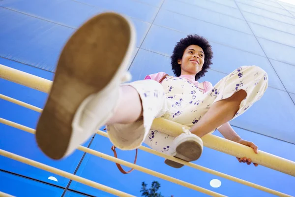 Låg Vinkel Full Kropp Glad Afroamerikansk Kvinna Casual Kläder Och — Stockfoto