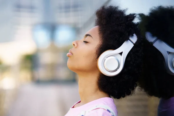 Zijaanzicht Van Afro Amerikaanse Vrouw Luisteren Naar Lied Draadloze Koptelefoon — Stockfoto