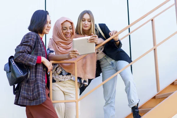 Confiante Jovens Mulheres Multirraciais Namoradas Sorrindo Compartilhando Tablet Escada Metal — Fotografia de Stock